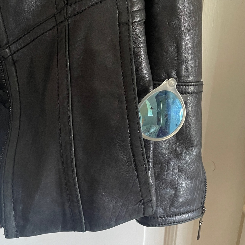 100% Leather Jacket - Picture 8 of 10